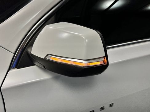 Used 2023 Chevrolet Traverse LT FWD image 28