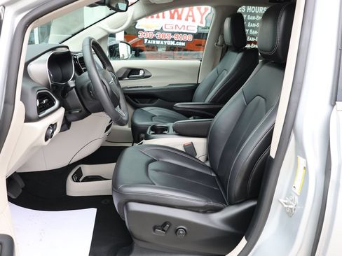 Used 2024 Chrysler Pacifica Touring-L FWD image 13
