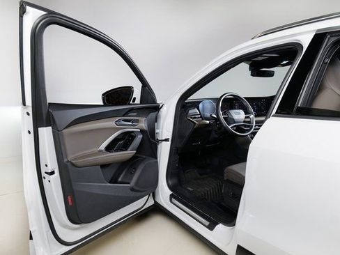 Certified 2025 Audi Q5 2.0T Premium Plus image 23