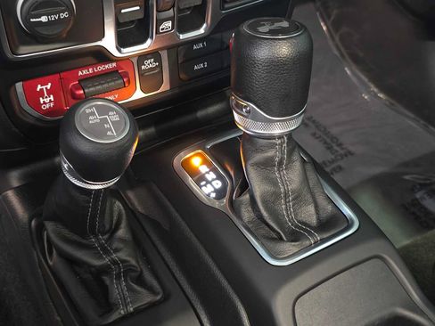 Used 2024 Jeep Wrangler Unlimited AWD/4WD image 27