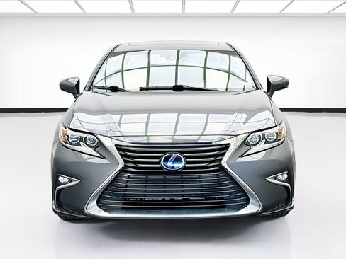 Used 2017 Lexus ES 300h w/ Luxury Package FWD image 2