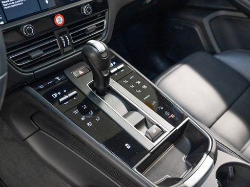 Certified 2026 Porsche Macan AWD/4WD image 22