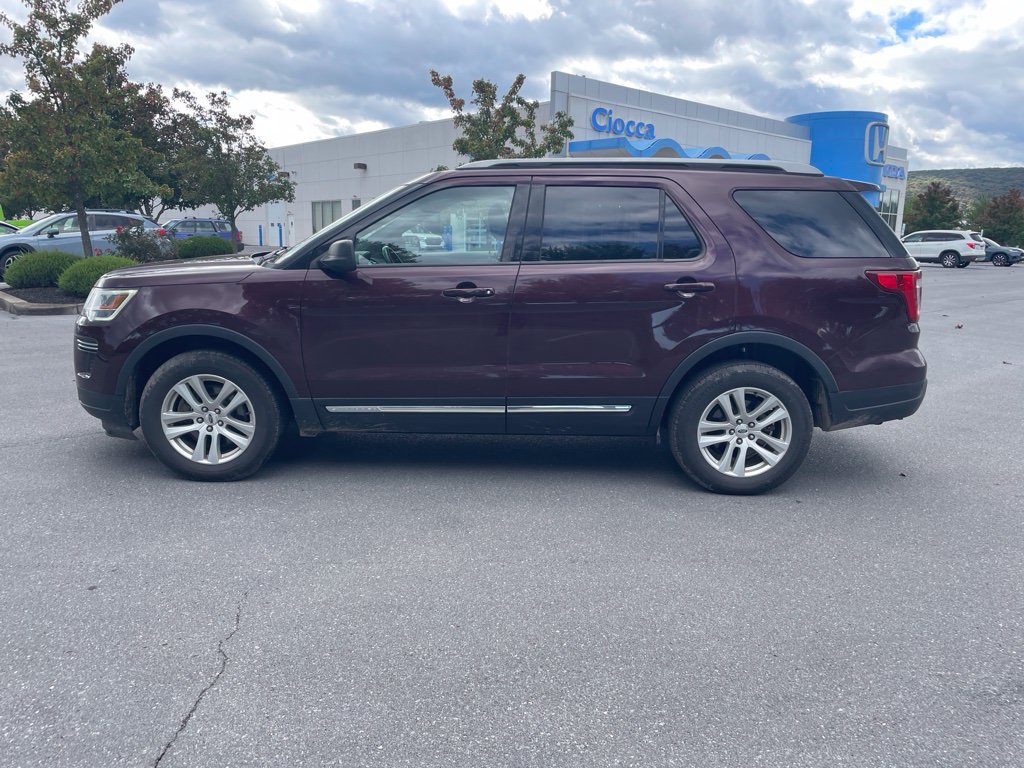 Used 2018 Ford Explorer XLT AWD/4WD image 3