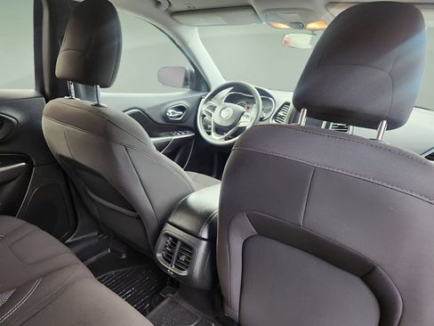 Used 2019 Jeep Cherokee Latitude w/ Popular Appearance Group AWD/4WD image 14