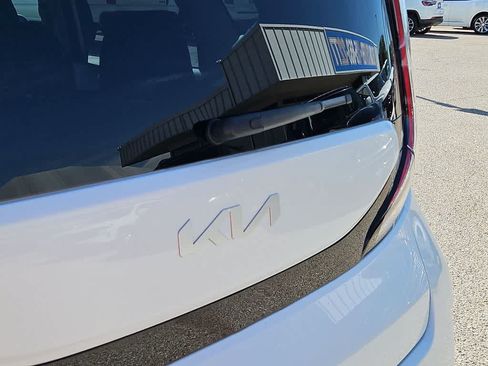 Used 2025 Kia Soul LX w/ LX Technology Package FWD image 11