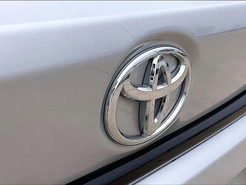 Used 2025 Toyota Corolla LE image 32