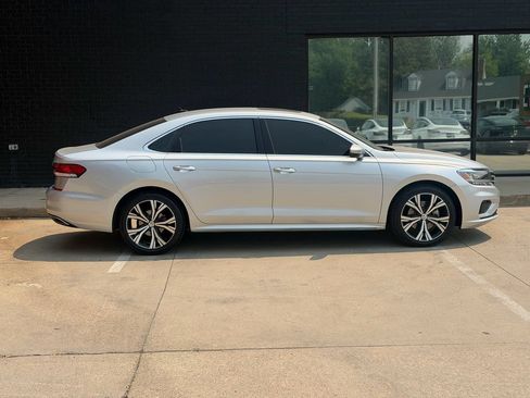 Used 2021 Volkswagen Passat 2.0T SE FWD image 9