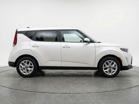 Used 2025 Kia Soul LX w/ LX Technology Package image 11