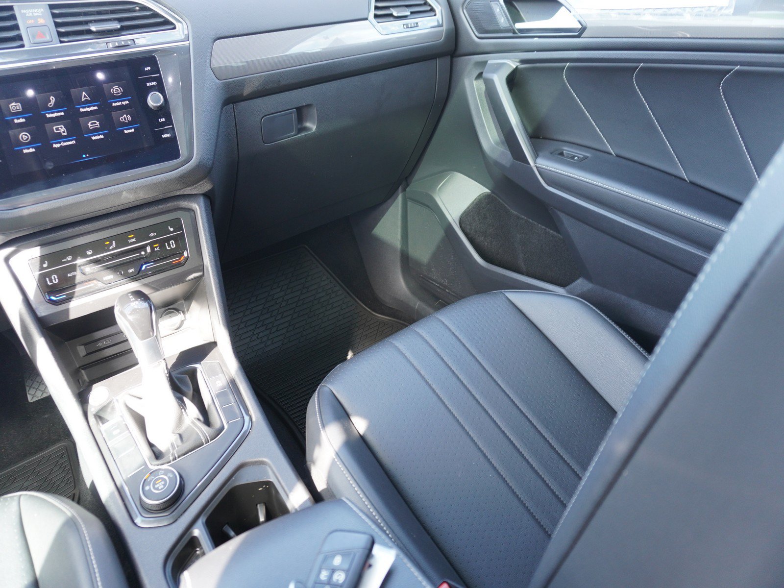 Used 2023 Volkswagen Tiguan SE w/ Panoramic Sunroof Package AWD/4WD image 18