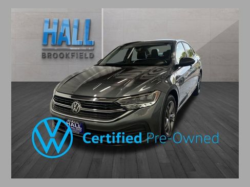 Certified 2022 Volkswagen Jetta SE image 1