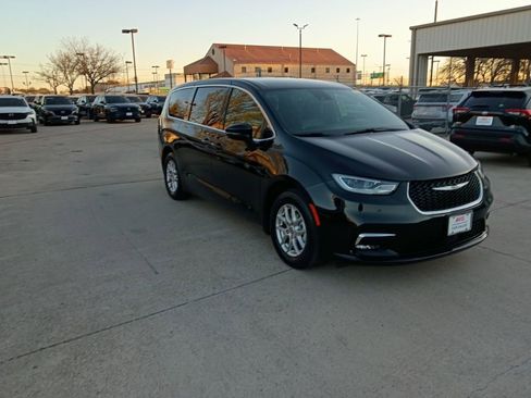 Used 2025 Chrysler Pacifica Select image 6