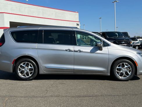 Used 2017 Chrysler Pacifica Limited w/ UConnect Theater Package FWD image 6