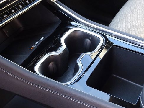 Used 2025 Chevrolet Traverse LT image 22