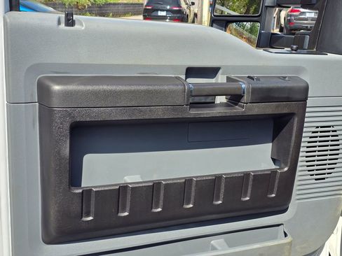 Used 2016 Ford F550 2WD Regular Cab Super Duty image 37
