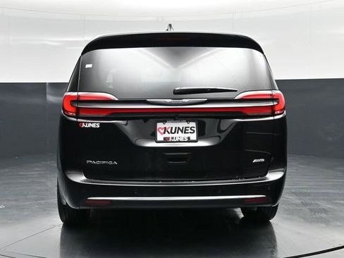 New 2026 Chrysler Pacifica Select image 8