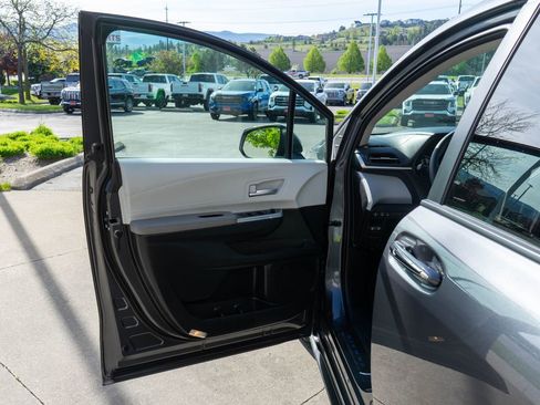 Used 2025 Toyota Sienna XLE w/ XLE Plus Package AWD/4WD image 19