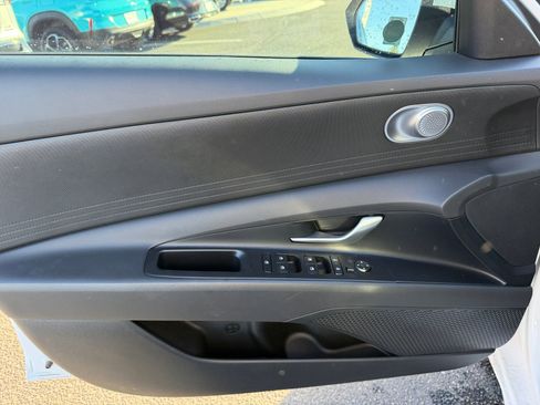 Certified 2025 Hyundai Elantra SE w/ Cargo Package image 13