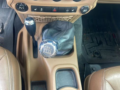 Used 2017 Jeep Wrangler Unlimited Sahara w/ Connectivity Group AWD/4WD image 18