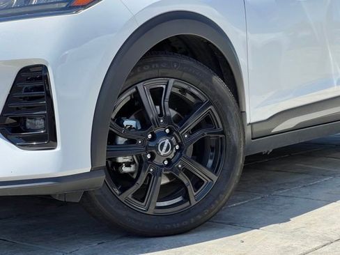 Used 2023 Nissan Kicks SR w/ SR Premium Package FWD image 2