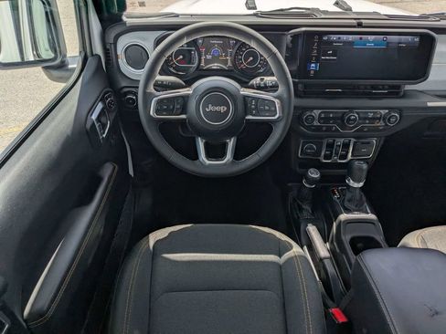 Used 2025 Jeep Wrangler Unlimited Sahara AWD/4WD image 15