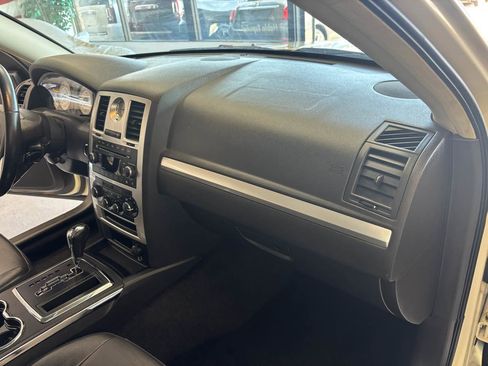 Used 2009 Chrysler 300 Touring RWD image 14