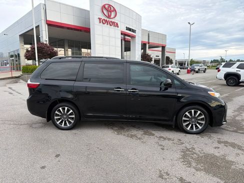 Used 2019 Toyota Sienna XLE w/ XLE Navigation Package AWD/4WD image 2