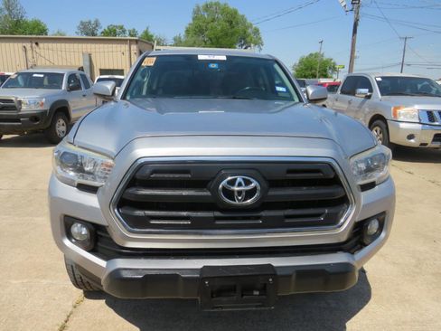 Used 2017 Toyota Tacoma SR5 w/ Tow Package RWD image 2