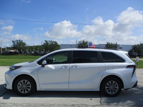 Used 2026 Toyota Sienna XLE FWD image 4