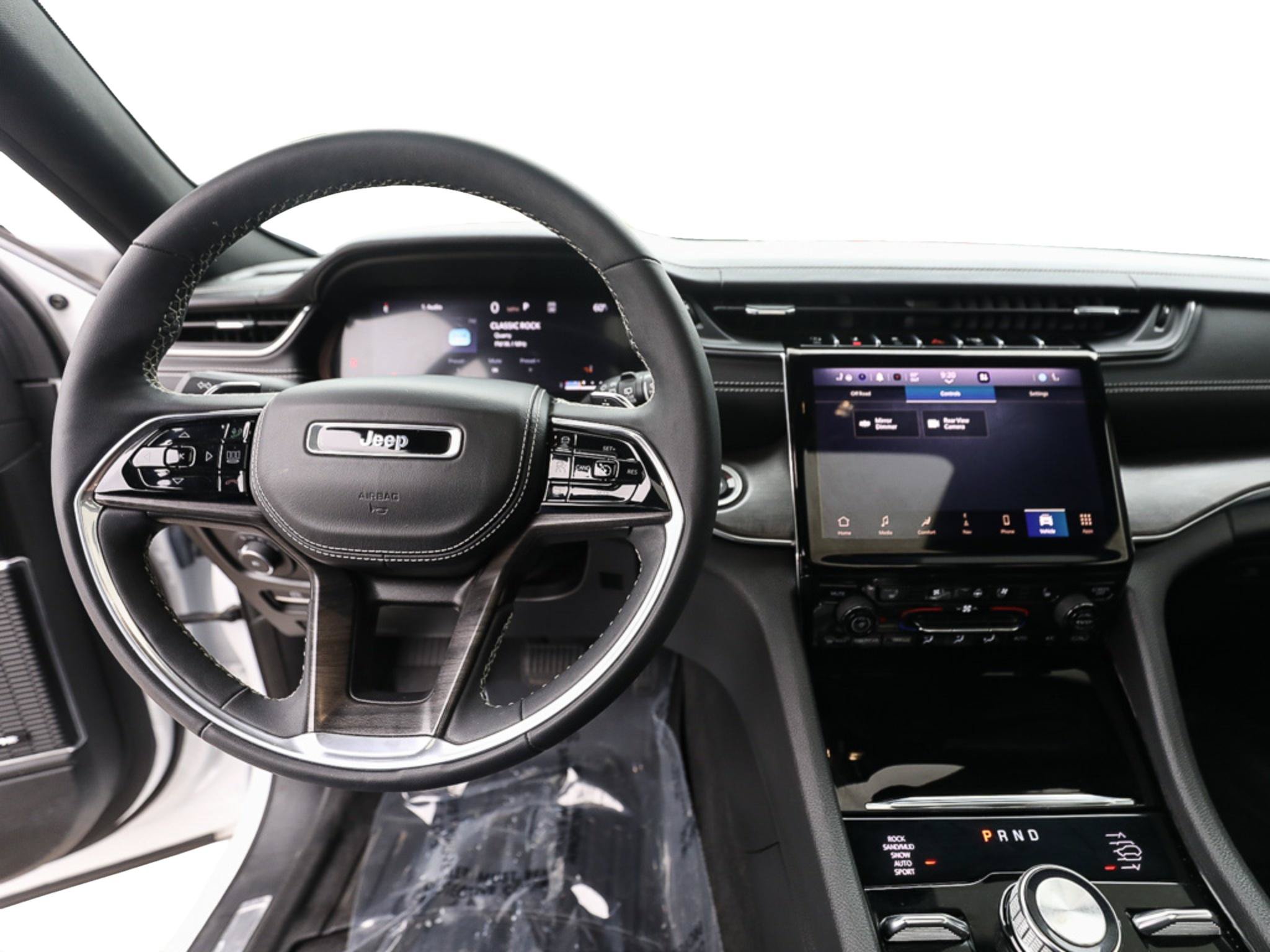 Used 2023 Jeep Grand Cherokee Overland w/ Luxury Tech Group IV AWD/4WD image 13