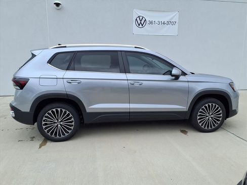 New 2026 Volkswagen Taos SE FWD image 3
