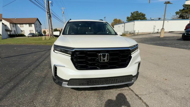 Used 2025 Honda Pilot Touring image 3