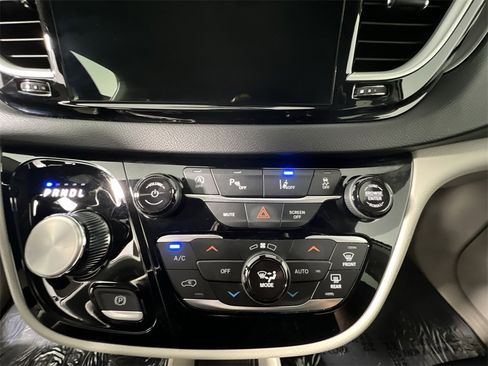 Used 2024 Chrysler Pacifica Touring-L image 12