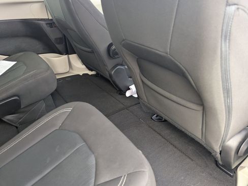 Used 2022 Chrysler Voyager LX image 14