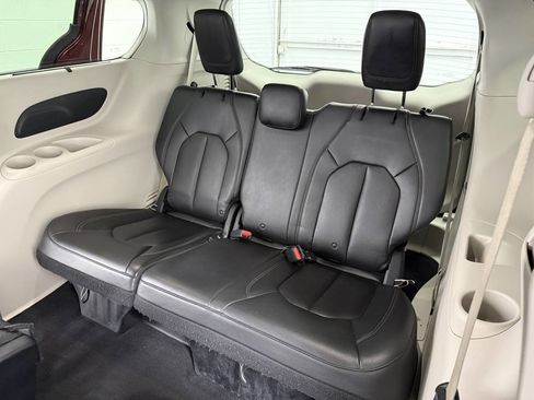 Used 2017 Chrysler Pacifica Touring-L image 13