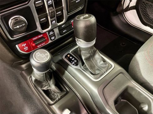 Used 2024 Jeep Wrangler Unlimited Rubicon AWD/4WD image 17