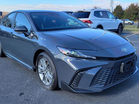 Used 2025 Toyota Camry SE image 2