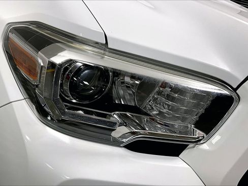 Used 2020 Toyota Tacoma TRD Sport image 28