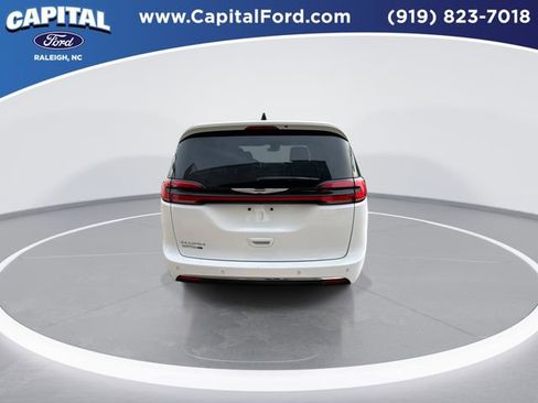 Used 2024 Chrysler Pacifica Touring-L image 7