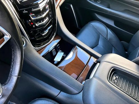 Used 2020 Cadillac Escalade Luxury image 16