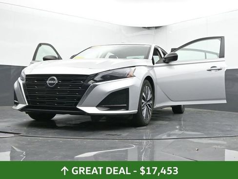 Used 2024 Nissan Altima 2.5 SV image 70