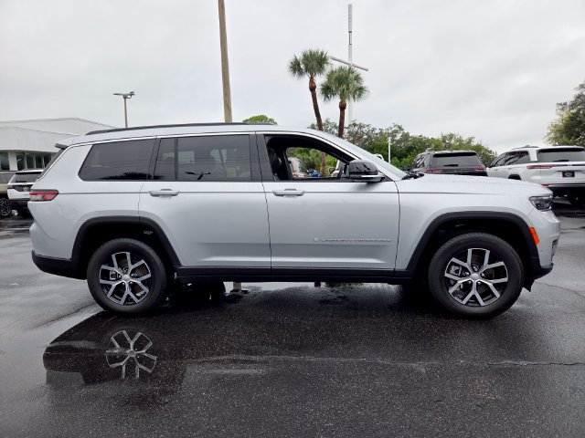 Used 2025 Jeep Grand Cherokee L Limited w/ Luxury Tech Group II AWD/4WD image 8