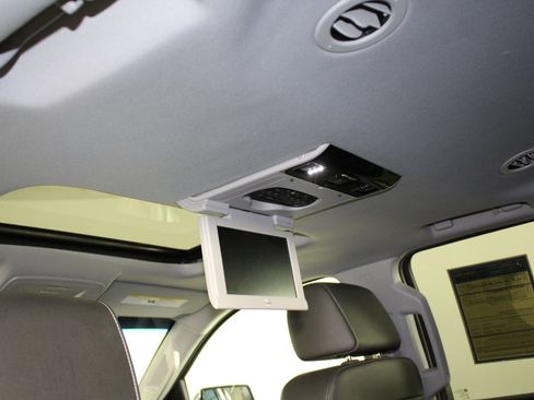 Used 2018 Chevrolet Suburban Premier image 23