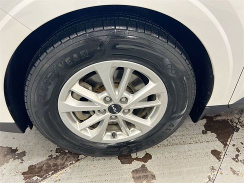 Used 2023 Kia Carnival LX image 25