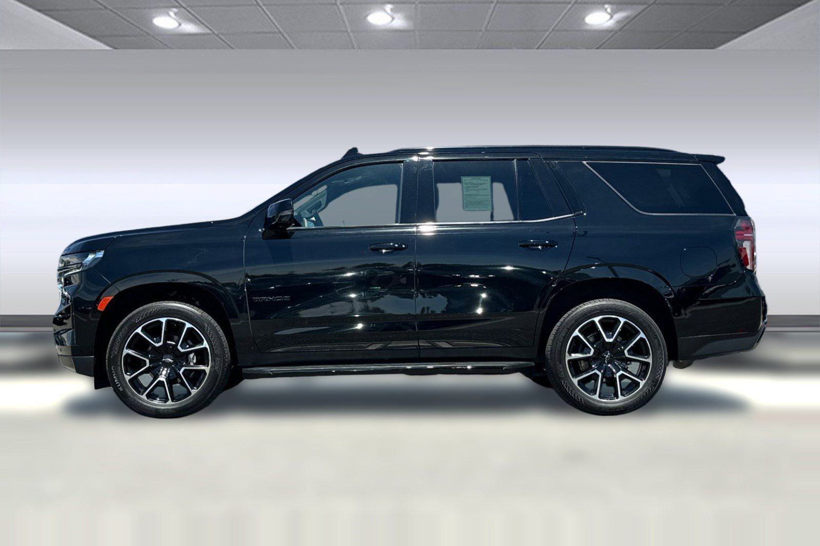 Used 2021 Chevrolet Tahoe RST w/ Luxury Package AWD/4WD image 2