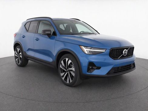 Used 2024 Volvo XC40 B5 Plus w/ Protection Package Premier AWD/4WD image 2