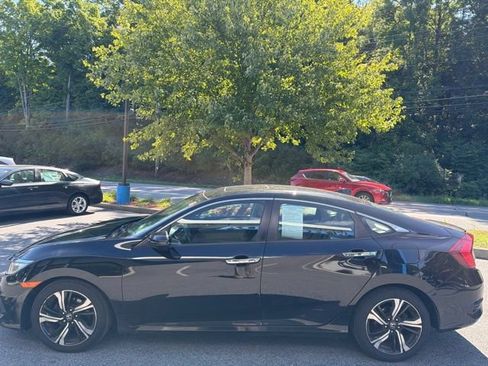 Used 2017 Honda Civic Touring image 4