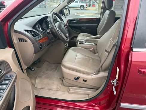 Used 2016 Chrysler Town & Country Touring image 9