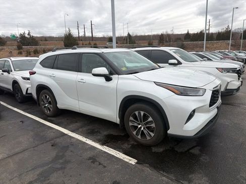 Used 2022 Toyota Highlander XLE image 1