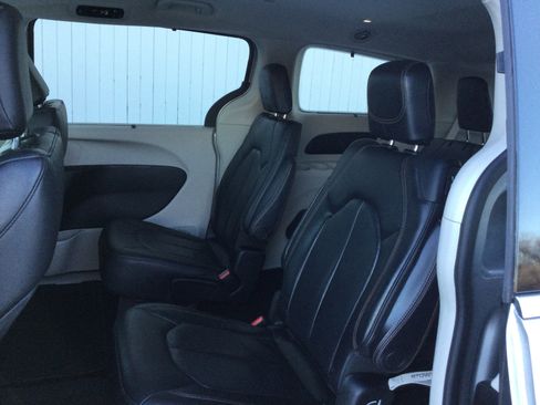 Used 2019 Chrysler Pacifica Touring-L w/ Tire & Wheel Group image 7