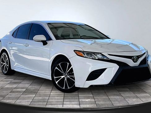 Used 2019 Toyota Camry SE w/ Convenience Package FWD image 3